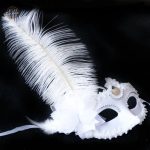 Masque vénitien femme blanc, parfait pour un look audacieux