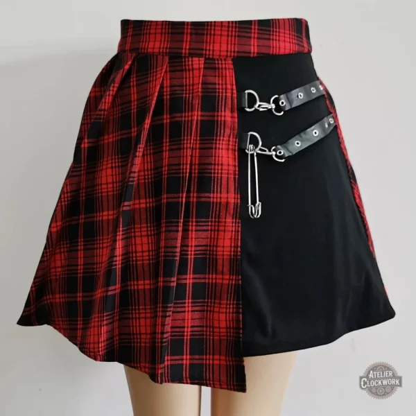 Tartan rouge et noir pour une allure steampunk féminine