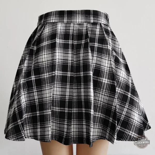 Mode punk : mini jupe tartan pour un look rétro