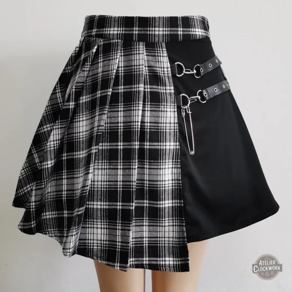 Mini jupe femme steampunk en rouge et noir, parfaite pour tous les jours