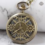 Accessoire intemporel : montre à gousset avec finition soignée