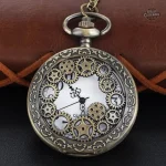 Montre à gousset au style steampunk, fusion de l'ancien et moderne