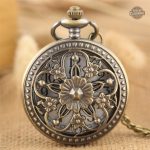 Bijou horloger alliant esthétique ancienne et futuriste