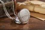 Montre à gousset sculptée pour un look rétro
