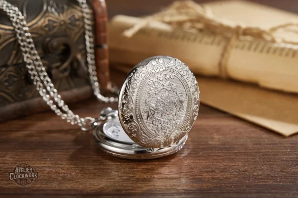 Montre à gousset sculptée pour un look rétro