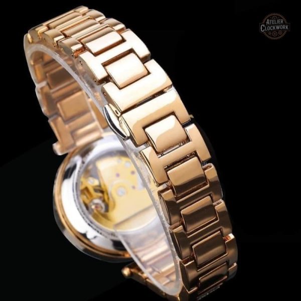 Bijou horloger alliant esthétique rétro et futuriste