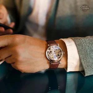 Accessoire de mode masculin : montre squelette raffinée