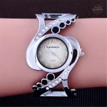Élégante montre femme avec esthétique rétro-futuriste