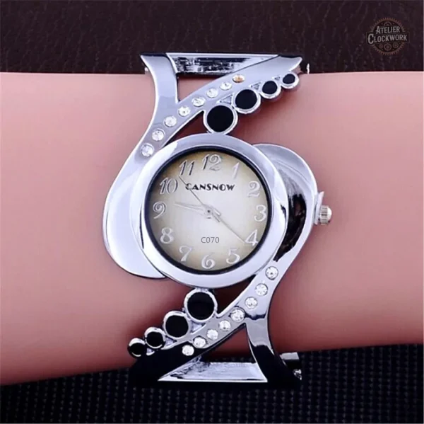 Élégante montre femme avec esthétique rétro-futuriste