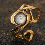 Montre féminine alliant vintage et futurisme steampunk