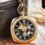 Accessoire intemporel : Montre à Gousset Carrée
