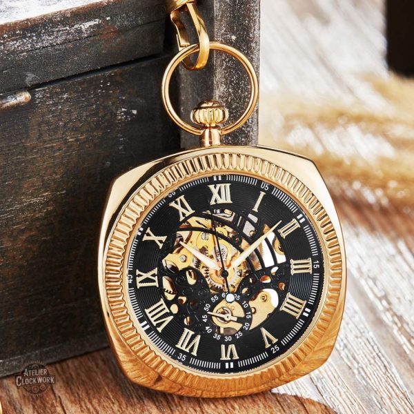 Accessoire intemporel : Montre à Gousset Carrée