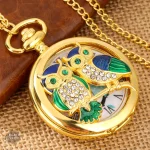 Montre à gousset dorée avec motif hiboux