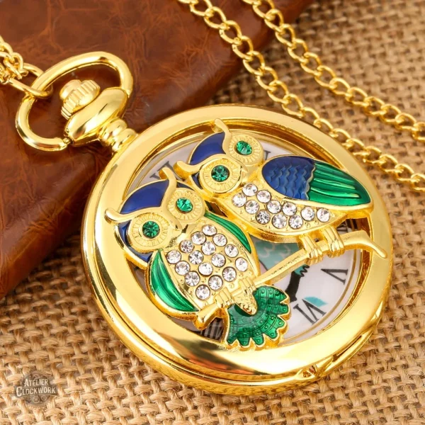 Montre à gousset dorée avec motif hiboux