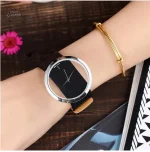 Montre féminine au style rétro-futuriste, design captivant