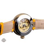 Montre Squelette, une touche de jaune pour un look audacieux