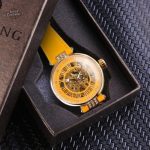 Montre jaune au mécanisme apparent, un intemporel steampunk