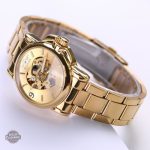 Montre dorée inspirée du style steampunk