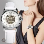 Accessoire féminin steampunk, montre squelette raffinée