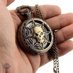 Montre gousset inspirée par l'univers pirate