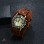 Accessoire dandy en cuir marron, élégance masculine
