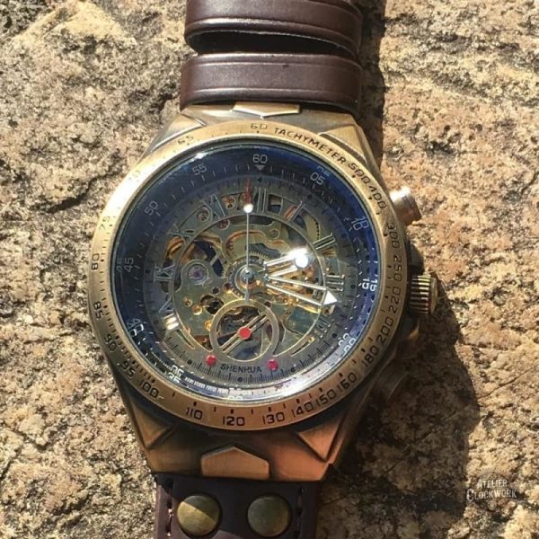 Montre squelette avec bracelet sophistiqué