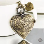 Montre pendante design artisanal pour femme