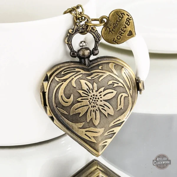 Montre pendante design artisanal pour femme