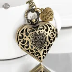 Pendentif montrant un mélange de styles vintage et futuriste