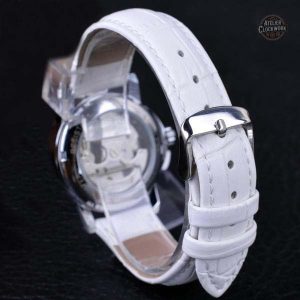 Montre squelettique blanche alliant vintage et modernité