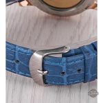 Montre bleue à mécanisme visible, style rétro-futuriste