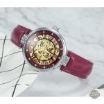 Montre rouge au mécanisme squelette visible