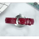 Style rétro-futuriste avec cette montre rouge