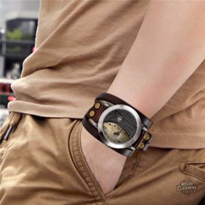 Design unique de montre steampunk avec ambiance parisienne
