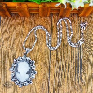 Bijou steampunk élégant avec motif camée