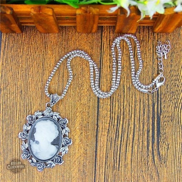 Bijou steampunk élégant avec motif camée
