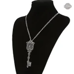 Collier inspiré du style vintage et futuriste