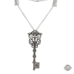 Accessoire féminin clé pour un look steampunk