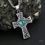 Croix vintage en pendentif pour un look élégant masculin