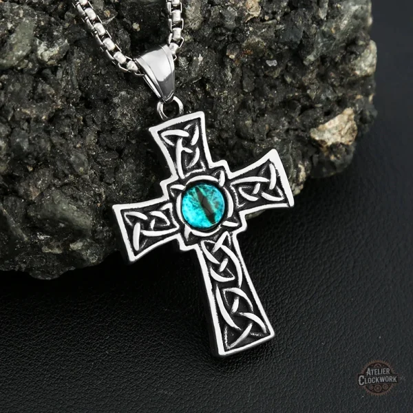 Croix vintage en pendentif pour un look élégant masculin