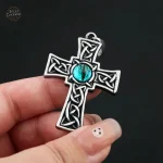 Pendentif croix au design vintage pour un style audacieux