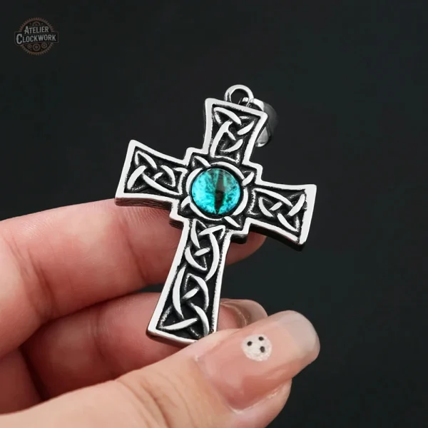 Pendentif croix au design vintage pour un style audacieux