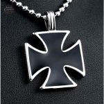 Pendentif Croix de Malte, accessoire dandy audacieux