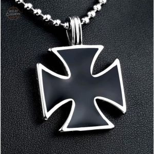 Pendentif Croix de Malte, accessoire dandy audacieux