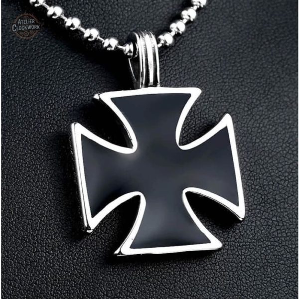Pendentif Croix de Malte, accessoire dandy audacieux
