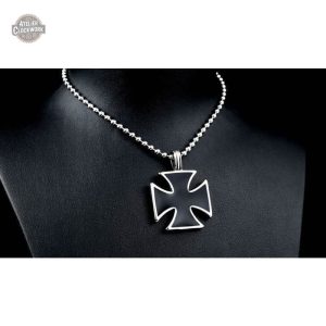 Collier steampunk homme, élégance avec Croix de Malte