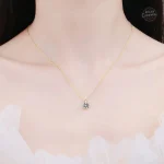 Bijou steampunk avec pendentif moissanite