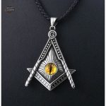 Pendentif Conspiracy, accessoire dandy pour audace masculine