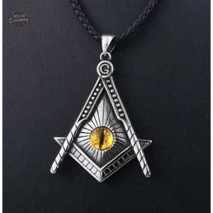 Pendentif Conspiracy, accessoire dandy pour audace masculine