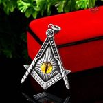 Conspiracy, pendentif audacieux pour l'homme stylé